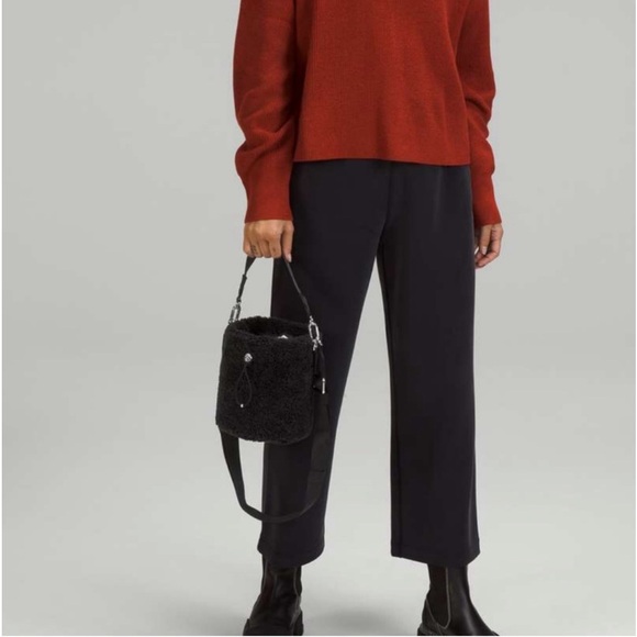 Lululemon Crossbody Black Bucket Bag Fleece 2.5L - Picture 7 of 14